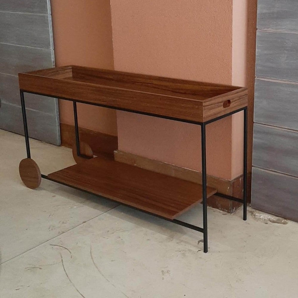 Aparador Cissa Tampo Superior Bandeja e Design Tampo Inferior com Rodas e Pés Fixos Estrutura em Metal com Pintura Epóxi