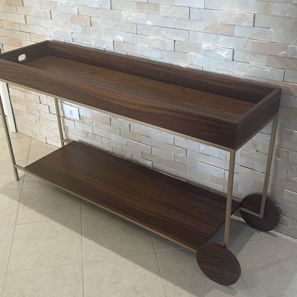 Aparador Cissa Tampo Superior Bandeja e Design Tampo Inferior com Rodas e Pés Fixos Estrutura em Metal com Pintura Epóxi