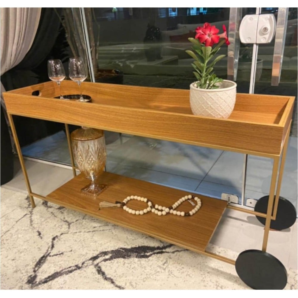 Aparador Cissa Tampo Superior Bandeja e Design Tampo Inferior com Rodas e Pés Fixos Estrutura em Metal com Pintura Epóxi
