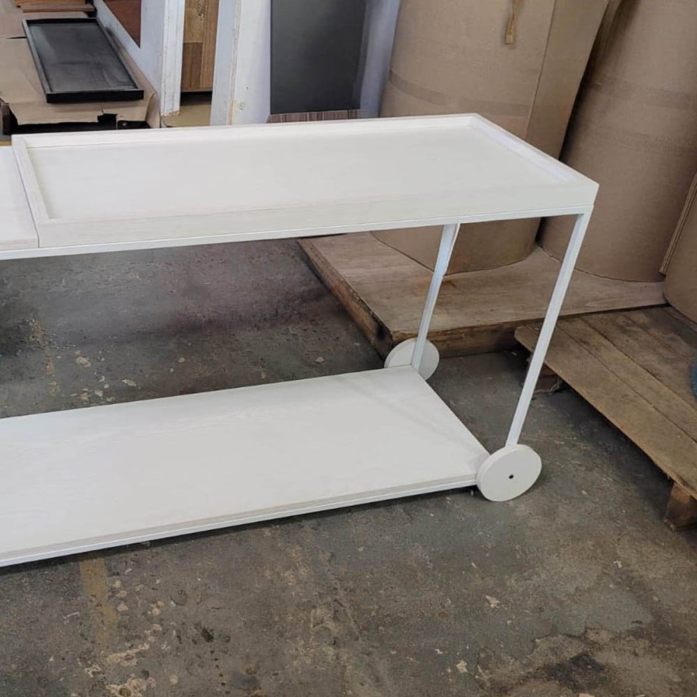 Aparador Marla Detalhe Bandeja com Rodas e Pés Fixos Estrutura em Metal com Pintura Epóxi