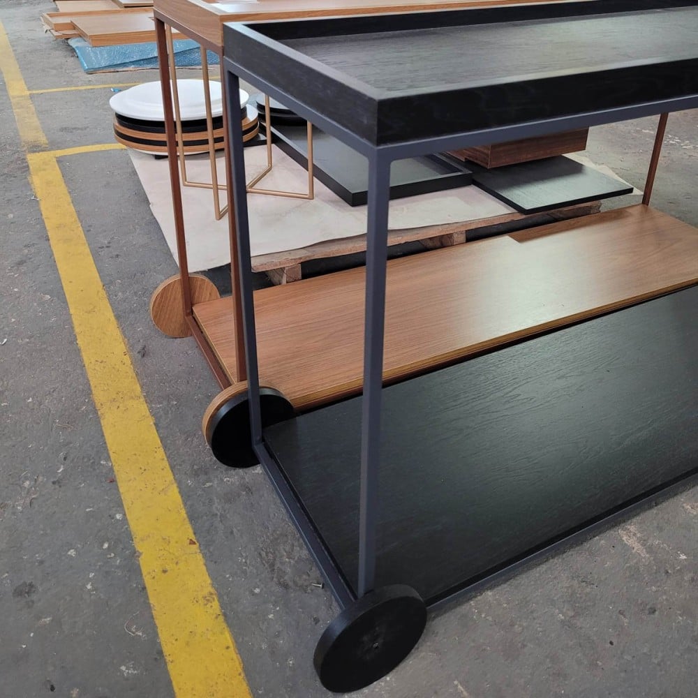 Aparador Marla Detalhe Bandeja com Rodas e Pés Fixos Estrutura em Metal com Pintura Epóxi
