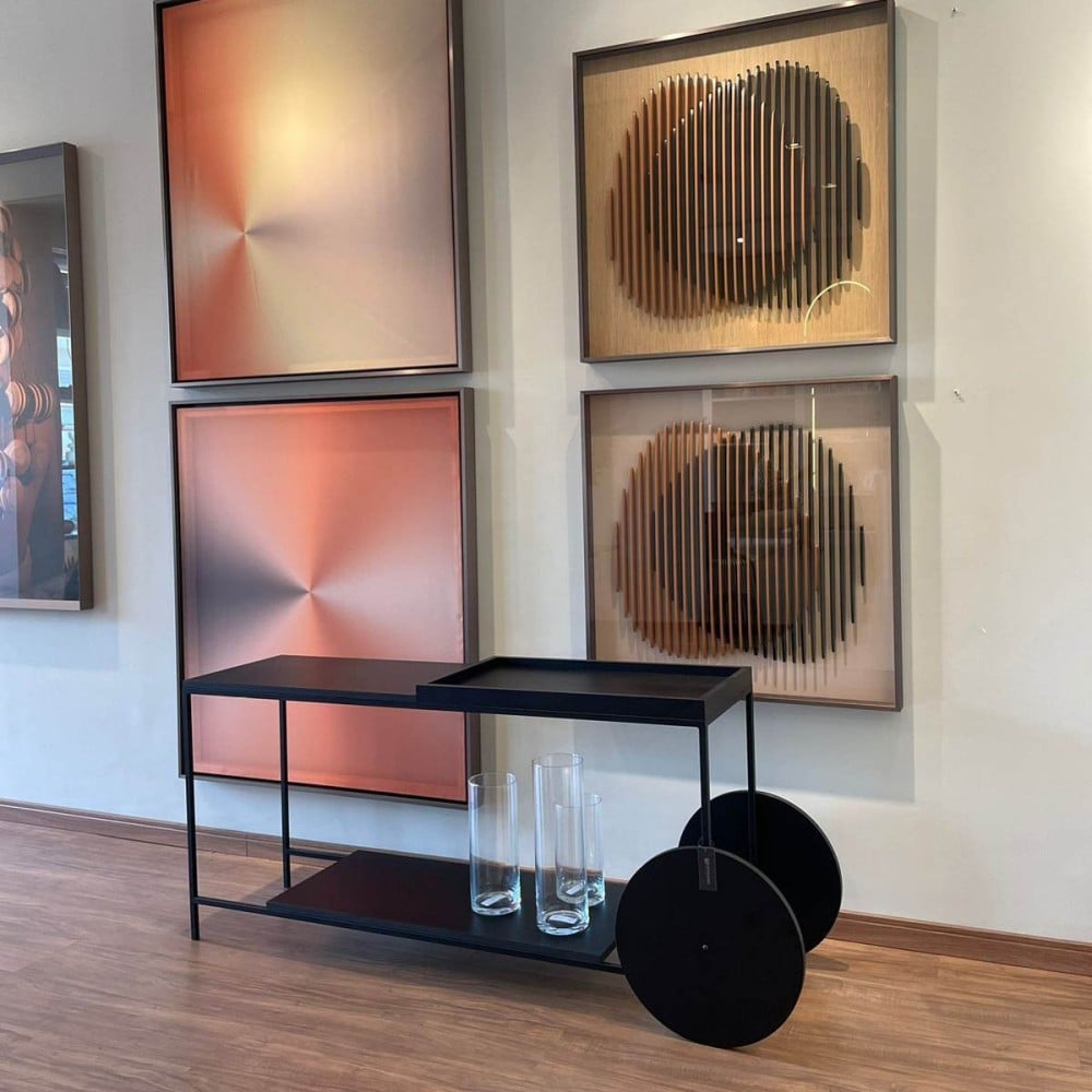 Aparador Zeenya Detalhe Bandeja com Rodas e Pés Fixos Estrutura em Metal com Pintura Epóxi
