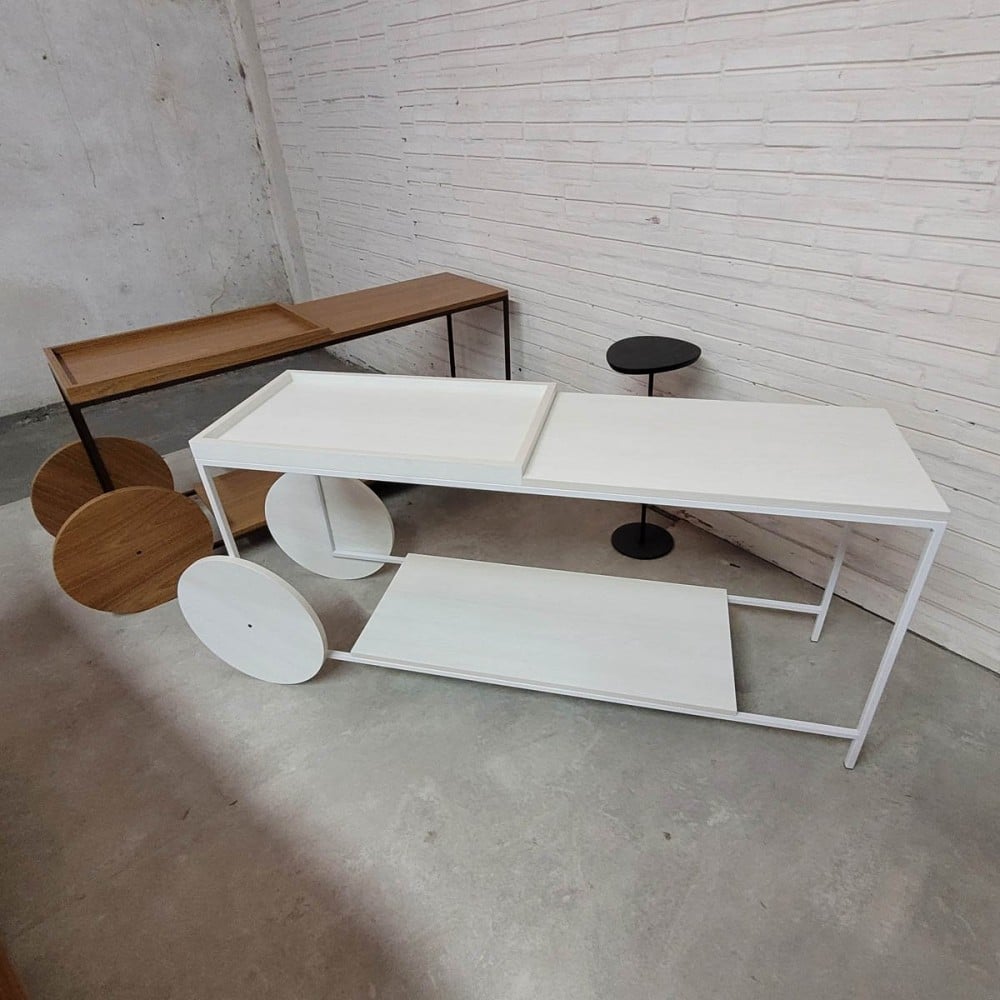 Aparador Zeenya Detalhe Bandeja com Rodas e Pés Fixos Estrutura em Metal com Pintura Epóxi