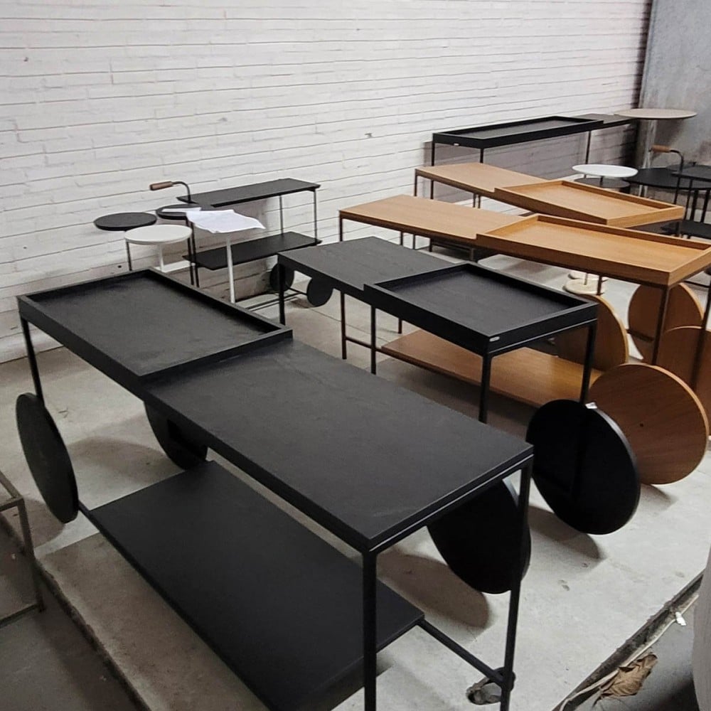 Aparador Zeenya Detalhe Bandeja com Rodas e Pés Fixos Estrutura em Metal com Pintura Epóxi