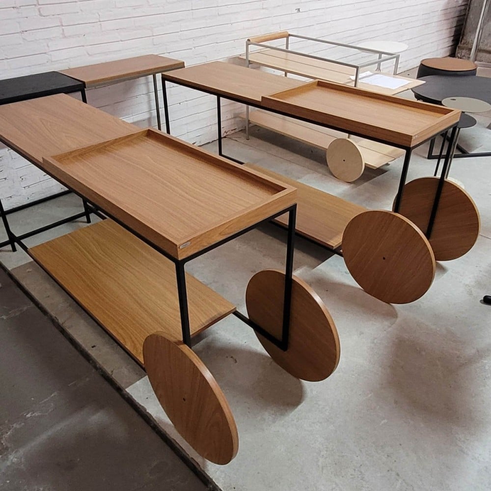 Aparador Zeenya Detalhe Bandeja com Rodas e Pés Fixos Estrutura em Metal com Pintura Epóxi
