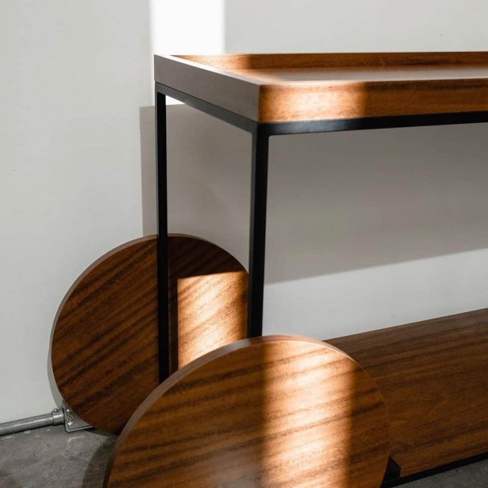 Aparador Zeenya Detalhe Bandeja com Rodas e Pés Fixos Estrutura em Metal com Pintura Epóxi