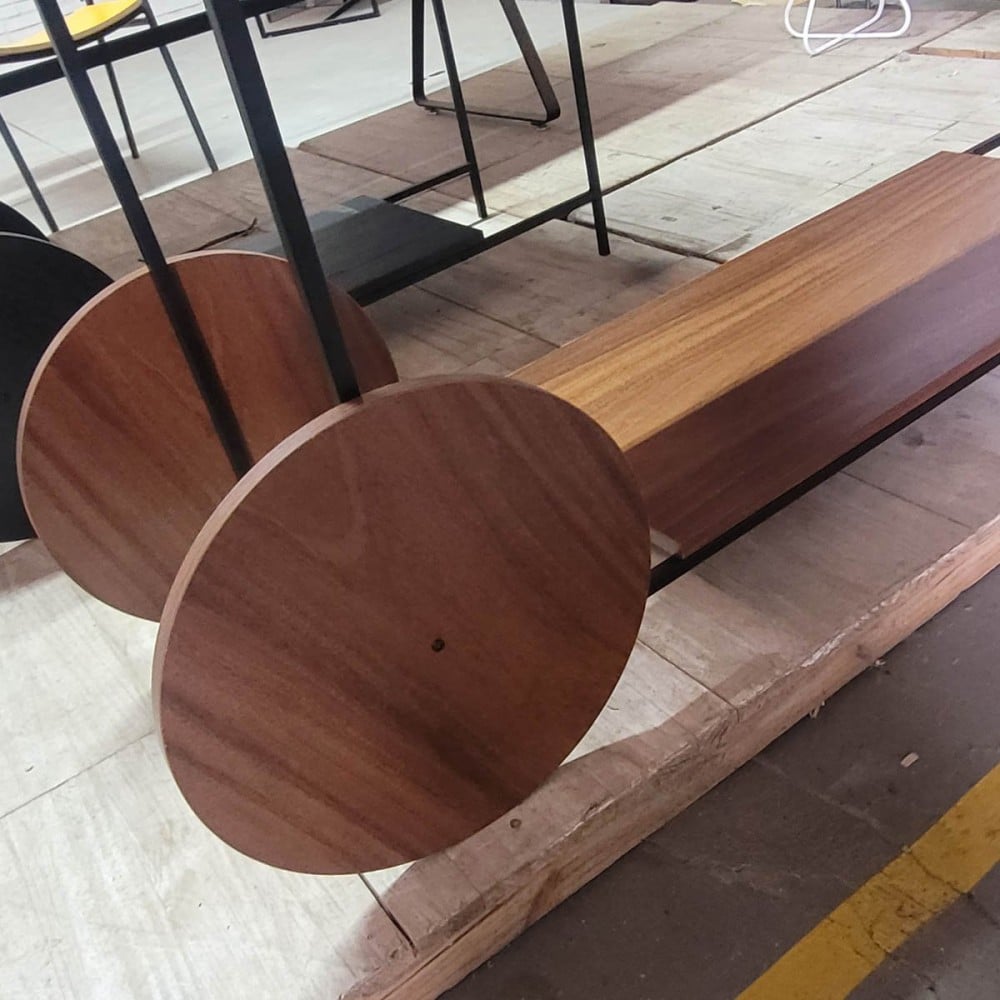 Aparador Zeenya Detalhe Bandeja com Rodas e Pés Fixos Estrutura em Metal com Pintura Epóxi