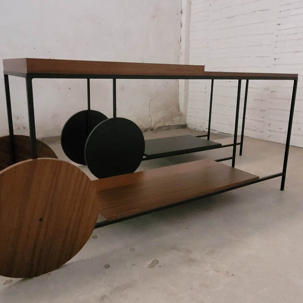 Aparador Zeenya Detalhe Bandeja com Rodas e Pés Fixos Estrutura em Metal com Pintura Epóxi