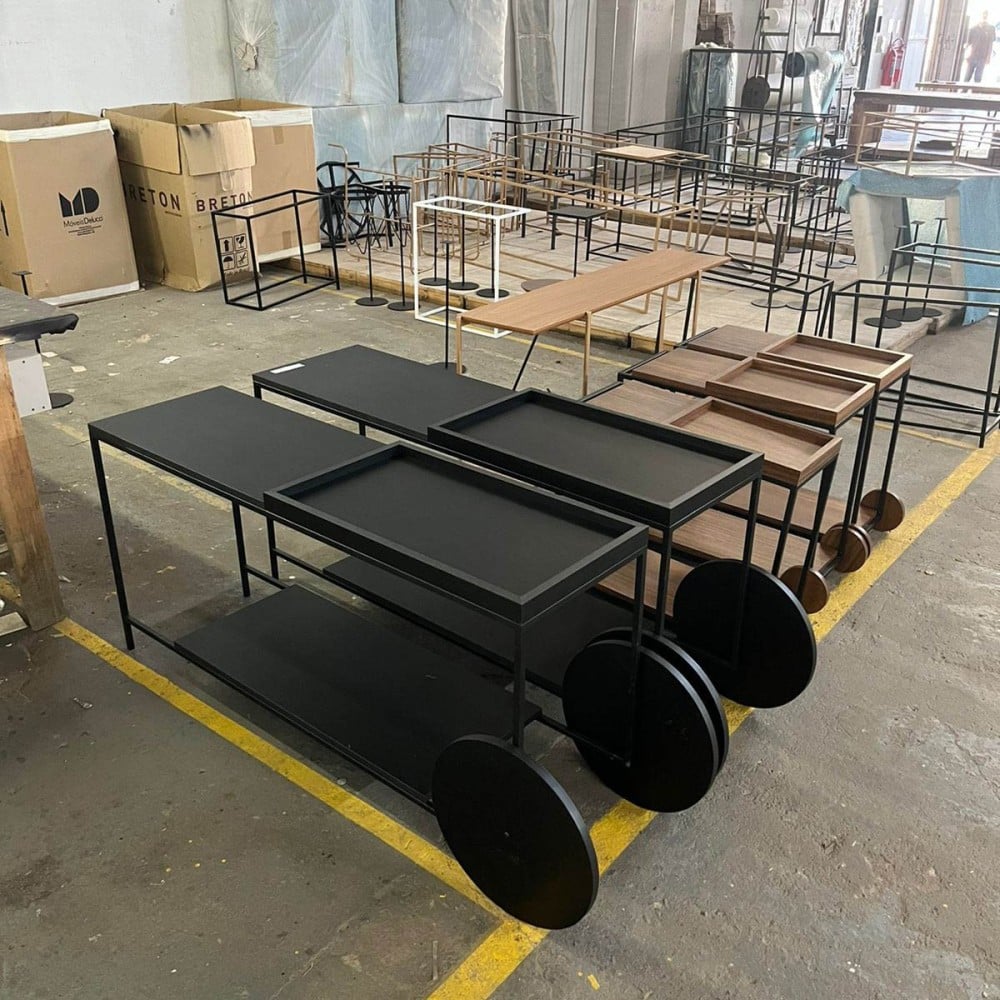 Aparador Zeenya Detalhe Bandeja com Rodas e Pés Fixos Estrutura em Metal com Pintura Epóxi