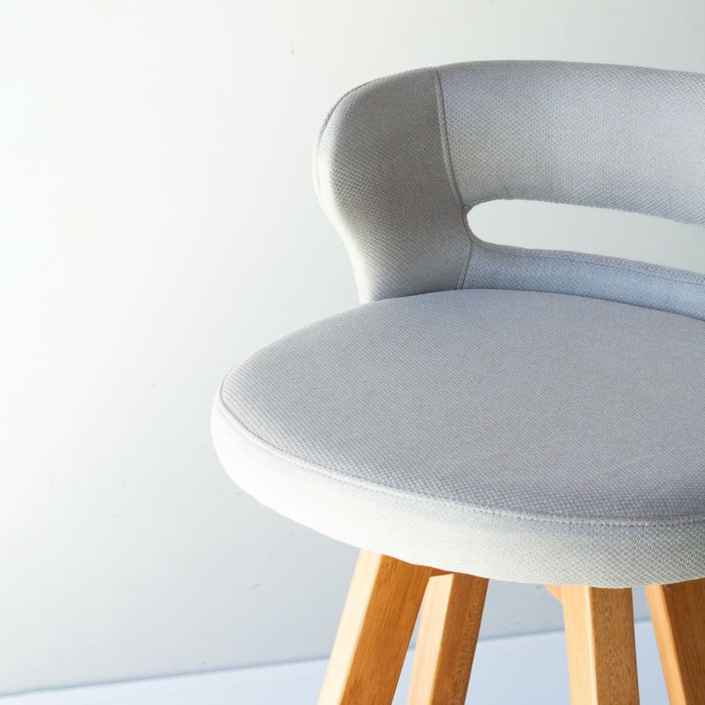 Banqueta Giratória Zoe Estofada Base com Apoio em Metal Estrutura Madeira Liptus Design Sustentável