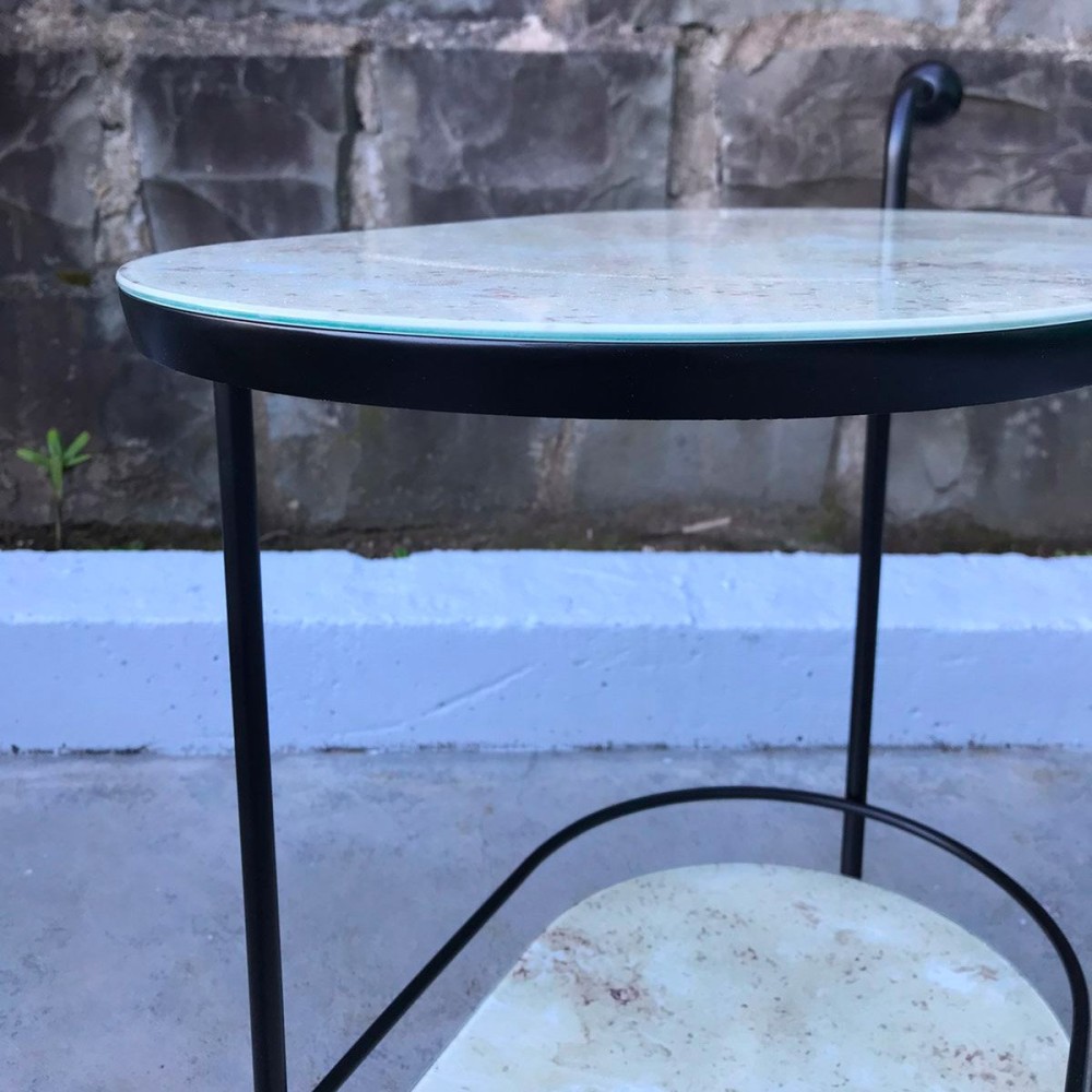 Carrinho Bar Aldren Tampo em Madeira Pintada Base em Madeira Marmorizada Estrutura Tubular em Aço Carbono com Rodízios de Silicone