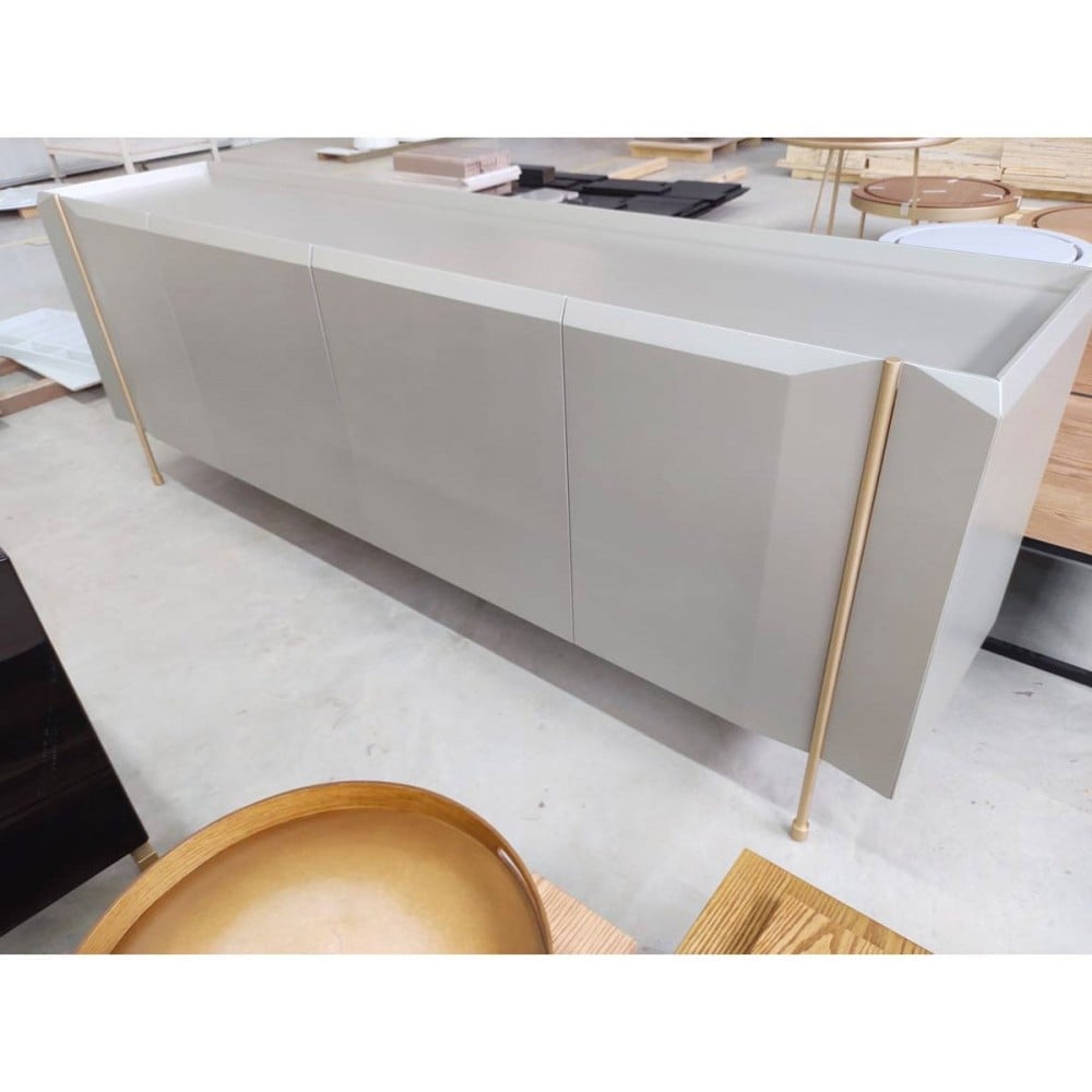 Buffet Auverny com Portas Gaveta Interna Tampo Bandeja Estrutura Lâmina de Carvalho Pés em Alumínio Design by Ampezzan e Maciel Arquitetos