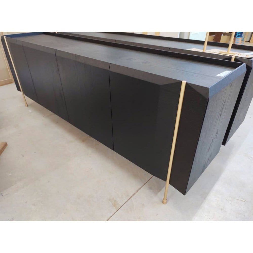 Buffet Auverny com Portas Gaveta Interna Tampo Bandeja Estrutura Lâmina de Carvalho Pés em Alumínio Design by Ampezzan e Maciel Arquitetos