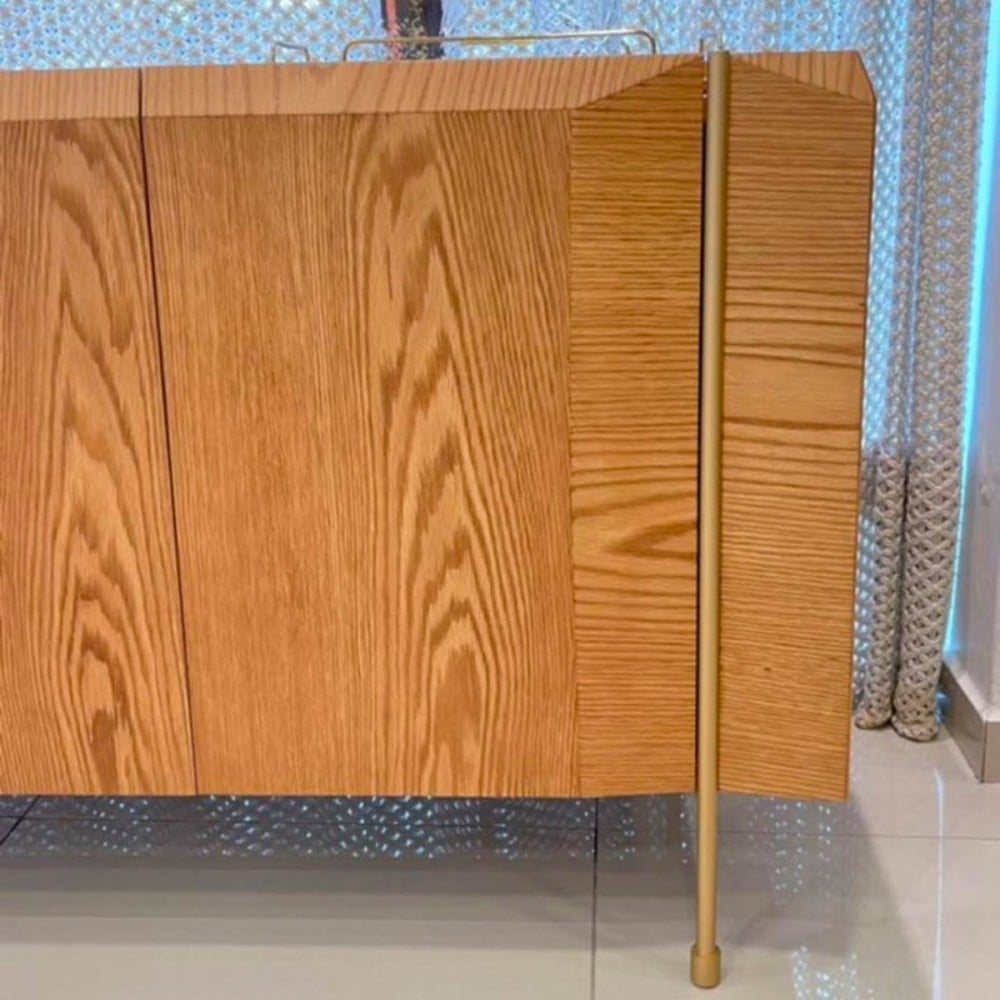 Buffet Auverny com Portas Gaveta Interna Tampo Bandeja Estrutura Lâmina de Carvalho Pés em Alumínio Design by Ampezzan e Maciel Arquitetos