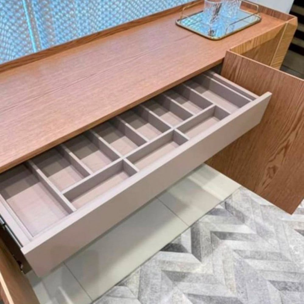 Buffet Auverny com Portas Gaveta Interna Tampo Bandeja Estrutura Lâmina de Carvalho Pés em Alumínio Design by Ampezzan e Maciel Arquitetos