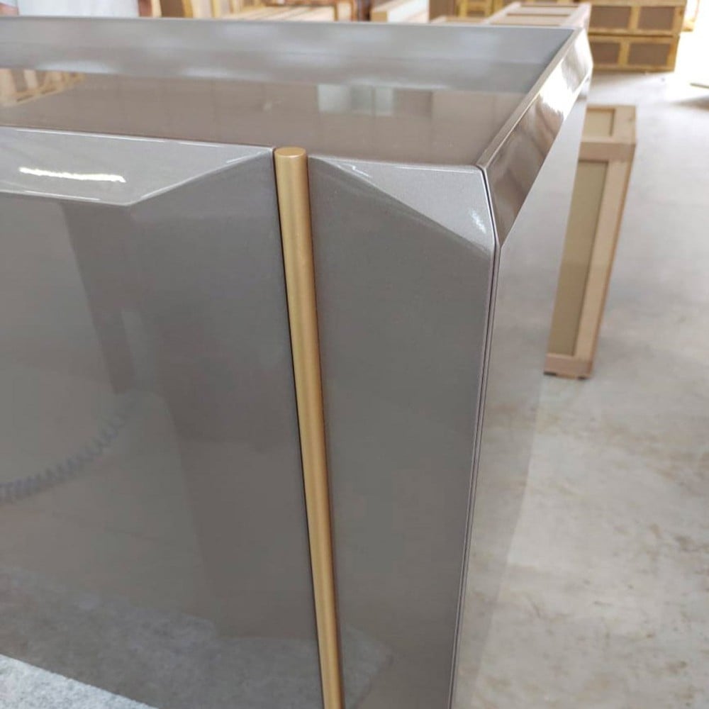 Buffet Auverny com Portas Gaveta Interna Tampo Bandeja Estrutura Lâmina de Carvalho Pés em Alumínio Design by Ampezzan e Maciel Arquitetos
