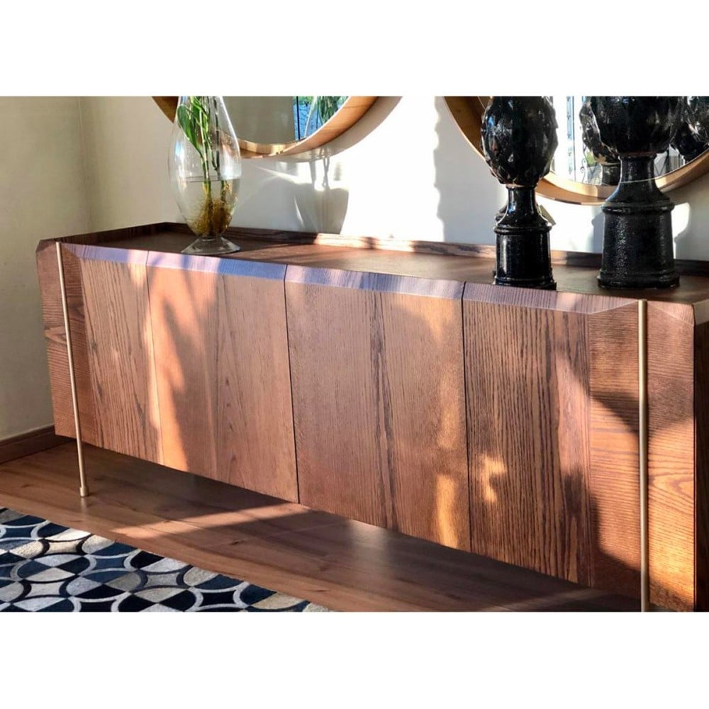 Buffet Auverny com Portas Gaveta Interna Tampo Bandeja Estrutura Lâmina de Carvalho Pés em Alumínio Design by Ampezzan e Maciel Arquitetos