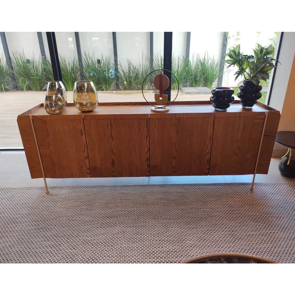 Buffet Auverny com Portas Gaveta Interna Tampo Bandeja Estrutura Lâmina de Carvalho Pés em Alumínio Design by Ampezzan e Maciel Arquitetos