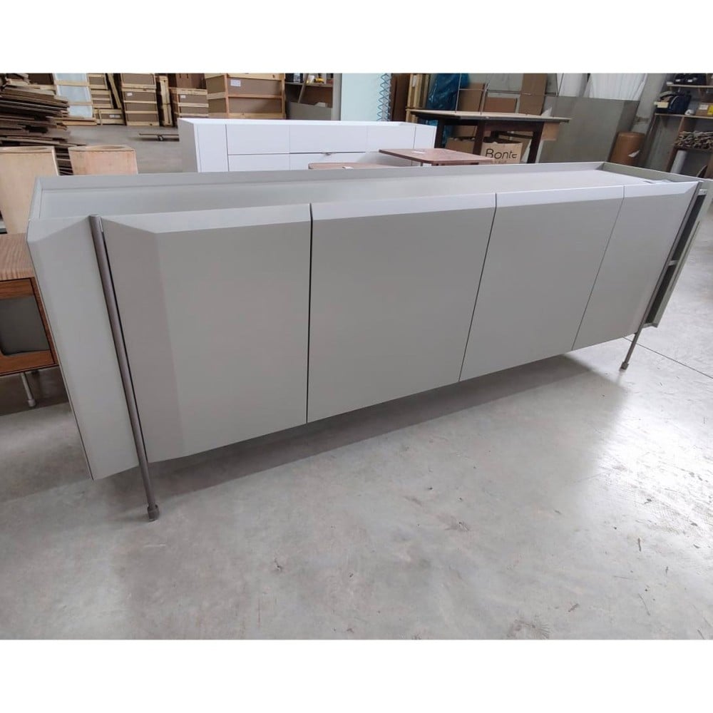 Buffet Auverny com Portas Gaveta Interna Tampo Bandeja Estrutura Lâmina de Carvalho Pés em Alumínio Design by Ampezzan e Maciel Arquitetos