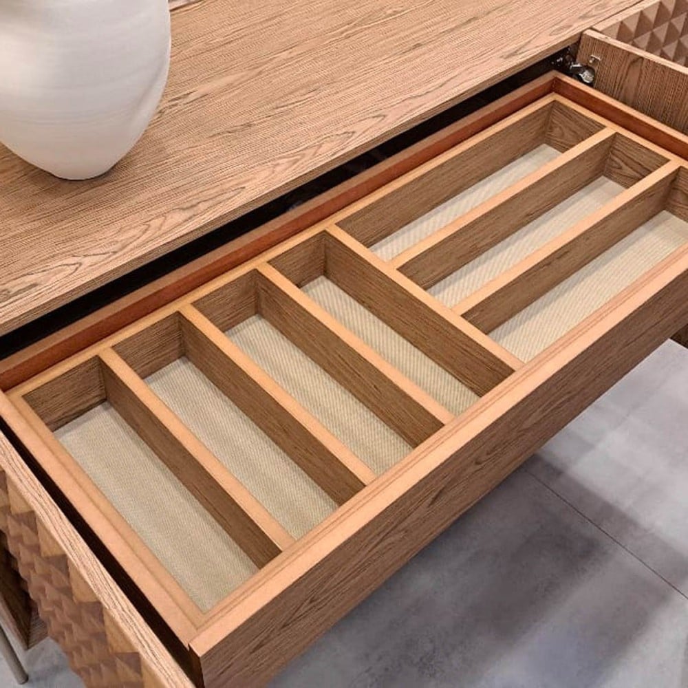 Buffet Hórus com Portas Facetadas Gaveteiro Interno Base Madeira Jequitibá Design by Studio 3 Design