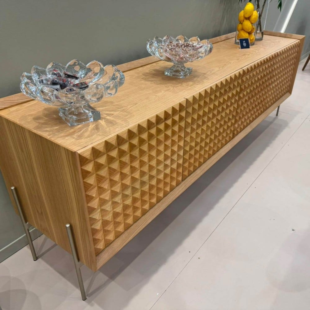 Buffet Dórios com Portas Facetadas Gaveteiro Interno Base Madeira Jequitibá Design by Studio 3 Design