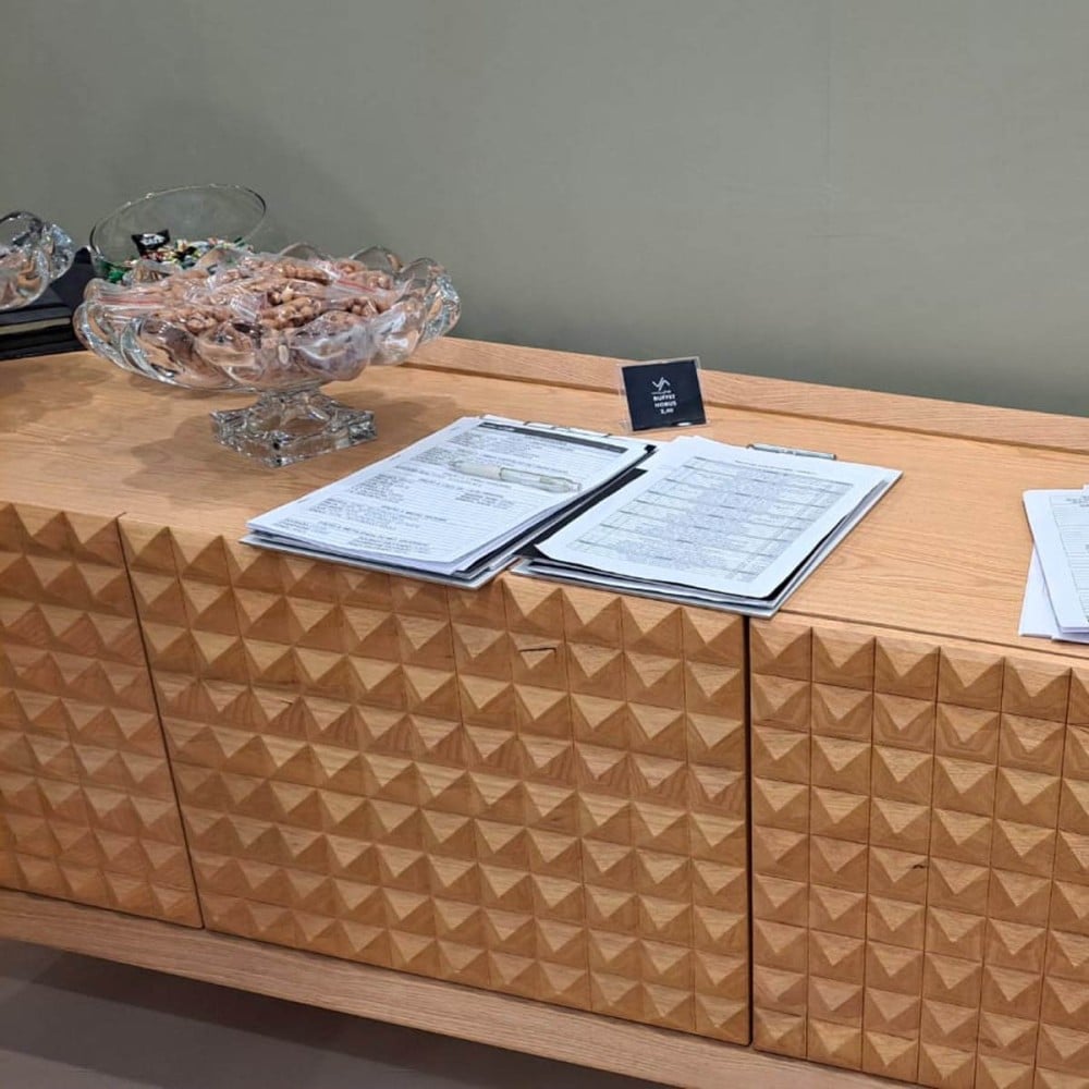 Buffet Dórios com Portas Facetadas Gaveteiro Interno Base Madeira Jequitibá Design by Studio 3 Design