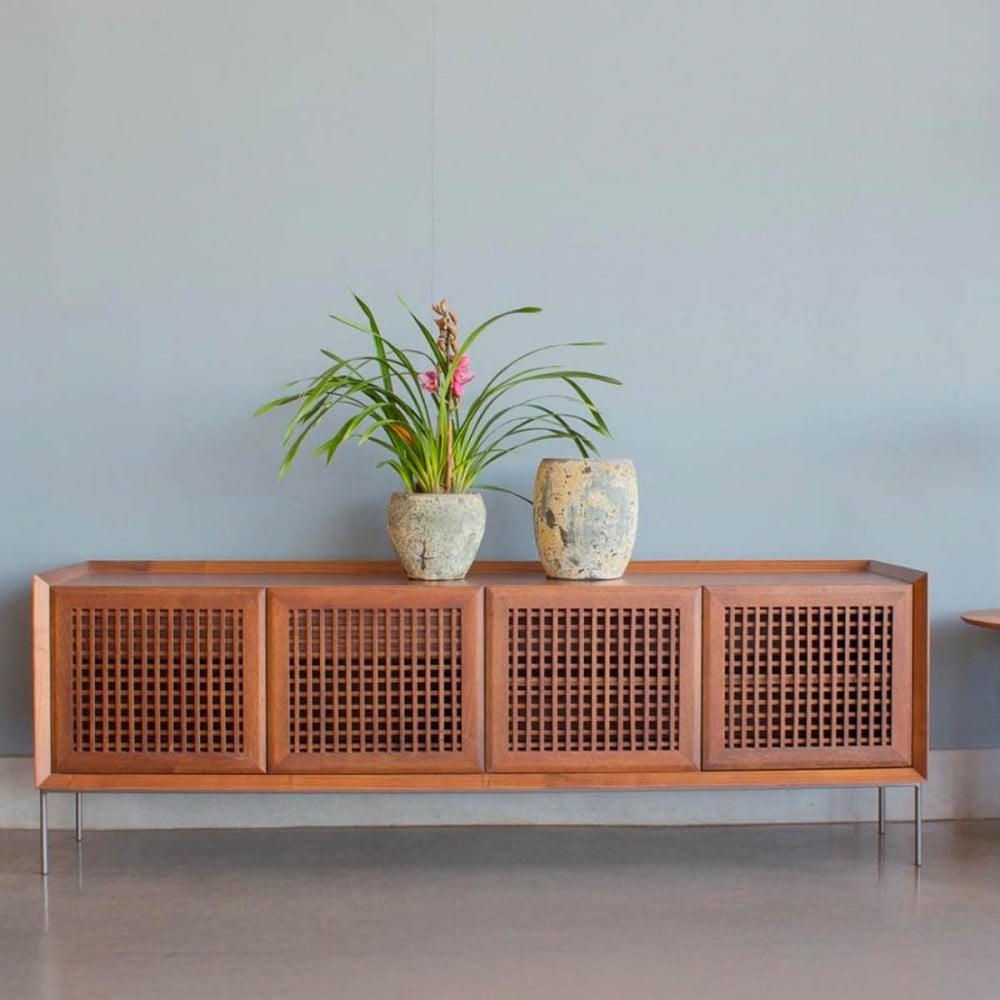 Buffet Jasper com Portas Gaveta Interna Madeira de Manejo Base Aço Carbono Design by Alan Mantovani