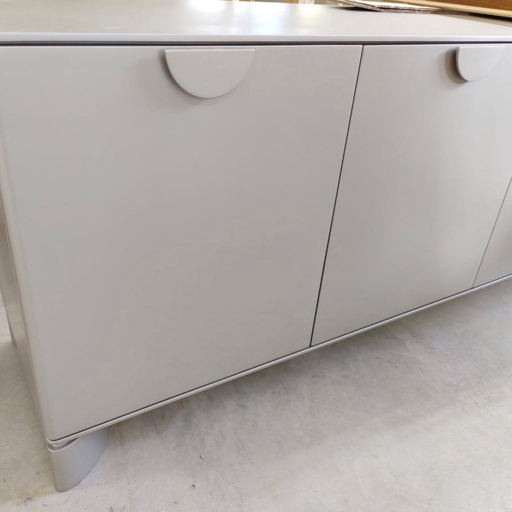 Buffet Khepri 4 Portas Estrutura e Detalhes em Laca Metalizado Design by Ampezzan e Maciel Arquitetos