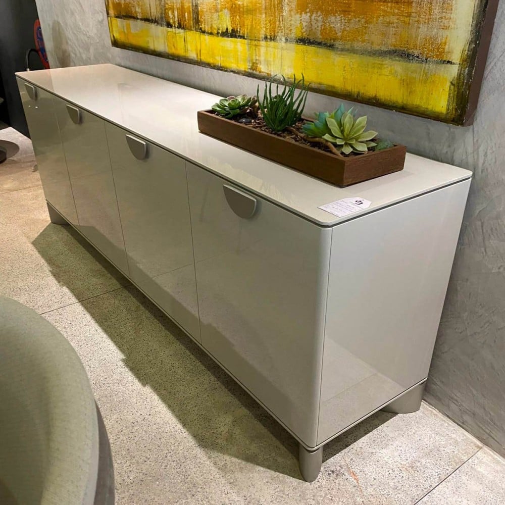 Buffet Khepri 4 Portas Estrutura e Detalhes em Laca Metalizado Design by Ampezzan e Maciel Arquitetos