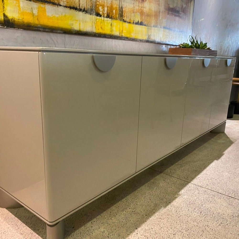 Buffet Khepri 4 Portas Estrutura e Detalhes em Laca Metalizado Design by Ampezzan e Maciel Arquitetos