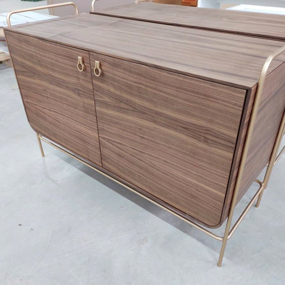 Buffet Limittu 2 Portas Estrutura Pintura Laca Pés em Aço Carbono Design by Ampezzan e Maciel Arquitetos