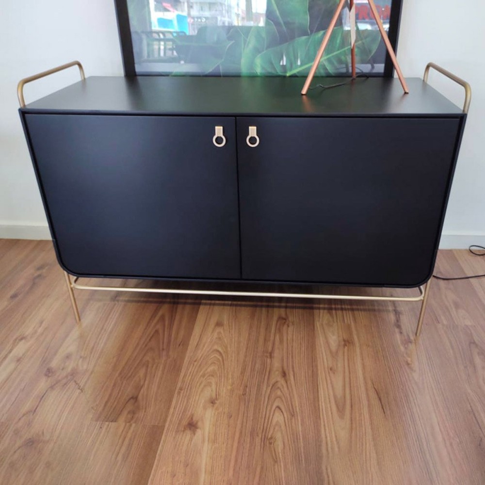 Buffet Limittu 2 Portas Estrutura Pintura Laca Pés em Aço Carbono Design by Ampezzan e Maciel Arquitetos