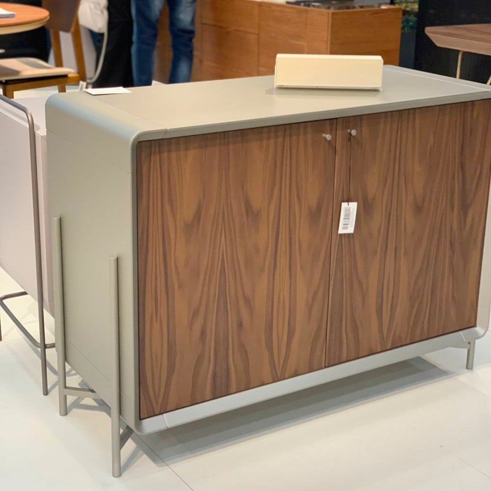 Buffet Lithos 2 Portas em Lâmina de Carvalho com Gaveta Interna Estrutura Externa em Pintura Laca Pés Metalizados Design by Walter Cuco