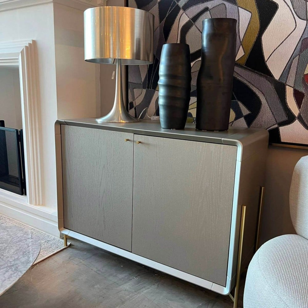 Buffet Lithos 2 Portas em Lâmina de Carvalho com Gaveta Interna Estrutura Externa em Pintura Laca Pés Metalizados Design by Walter Cuco