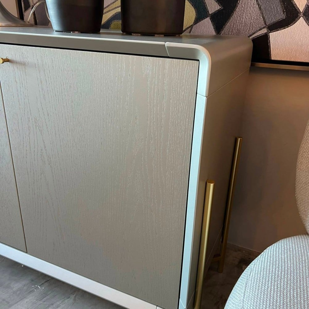 Buffet Lithos 2 Portas em Lâmina de Carvalho com Gaveta Interna Estrutura Externa em Pintura Laca Pés Metalizados Design by Walter Cuco