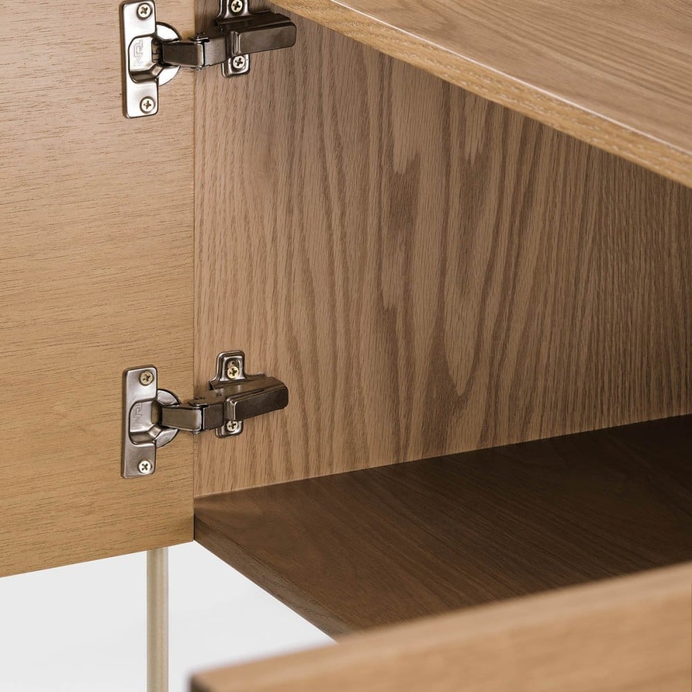 Buffet Melka 2 Portas 2 Gavetas Tampo com Bandeja Acabamento Lâmina de Madeira Prateleira Rattan Pés em Metal Design by Fabiano Salbego