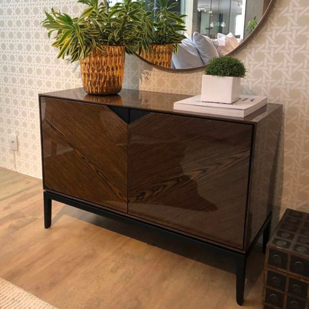 Buffet Thalass 2 Portas Acabamento em Lâmina de Carvalho Base e Detalhes em Laca Metalizado Design by Ampezzan e Maciel Arquitetos