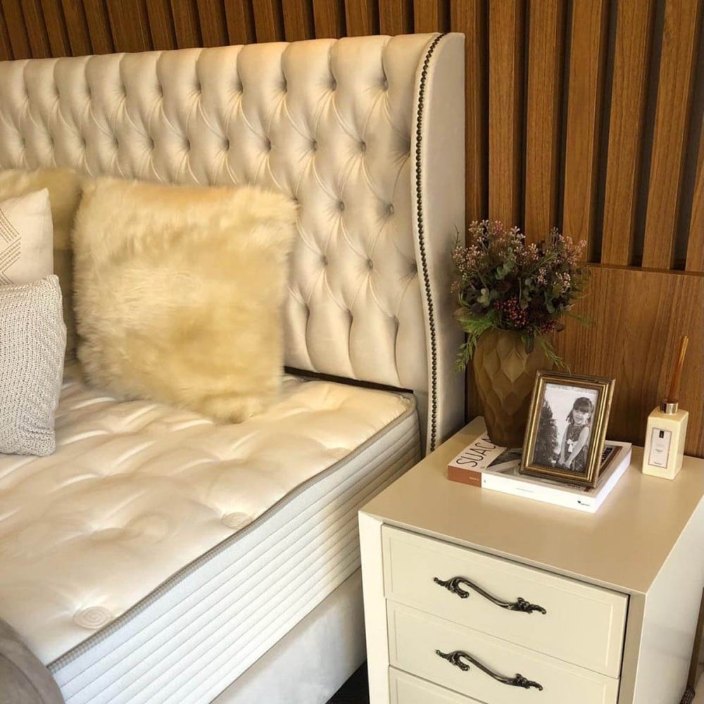 Cabeceira de Cama Melrose Estofada Detalhes em Capitonê e Tachas
