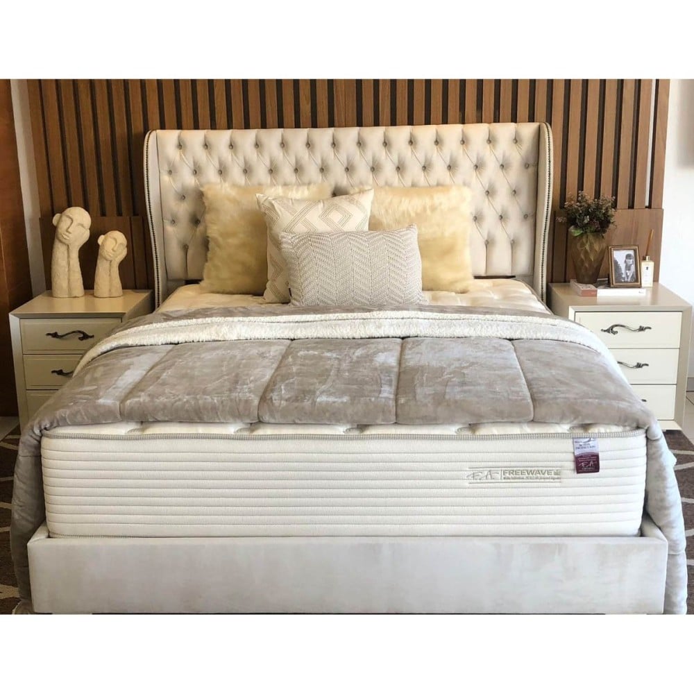 Cabeceira de Cama Melrose Estofada Detalhes em Capitonê e Tachas
