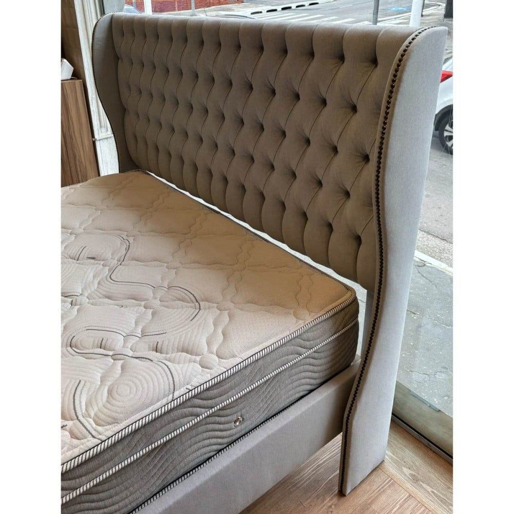 Cabeceira de Cama Melrose Estofada Detalhes em Capitonê e Tachas