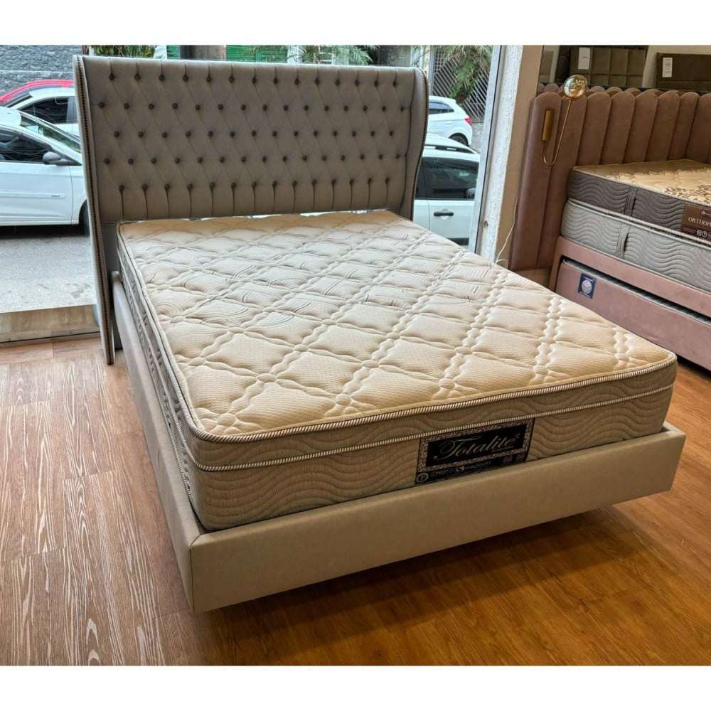Cabeceira de Cama Melrose Estofada Detalhes em Capitonê e Tachas