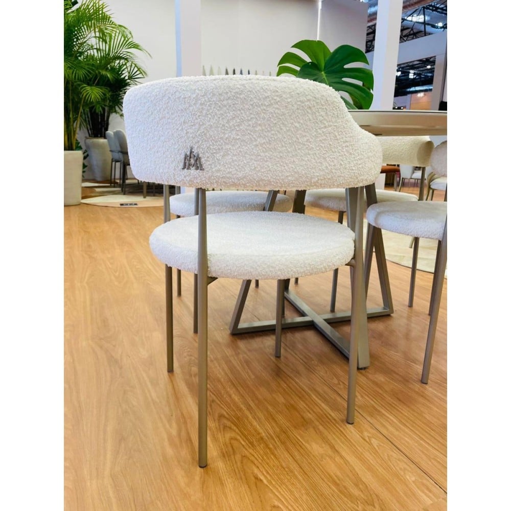 Cadeira Dheély Estofada Estrutura Aço Carbono Pintura Eletrostática Design Moderno