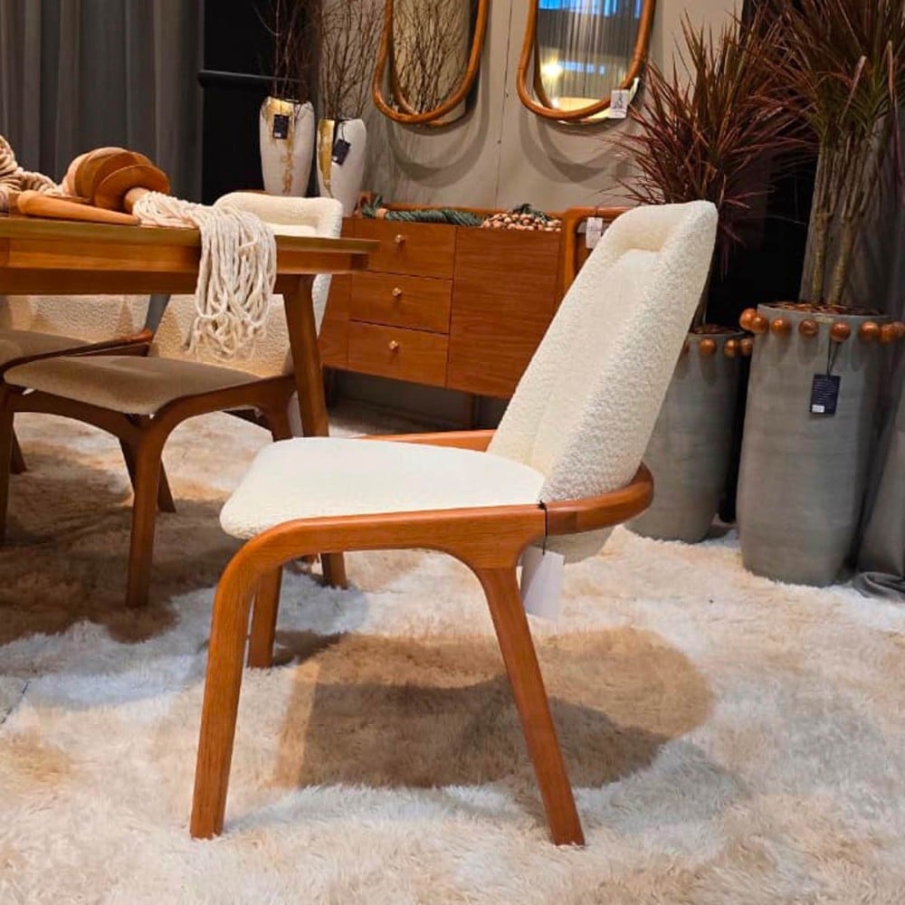 Cadeira Janyus Estofado Anatômico Encosto em Relevo Estrutura em Madeira Eucalipto Design Jhoel Silva