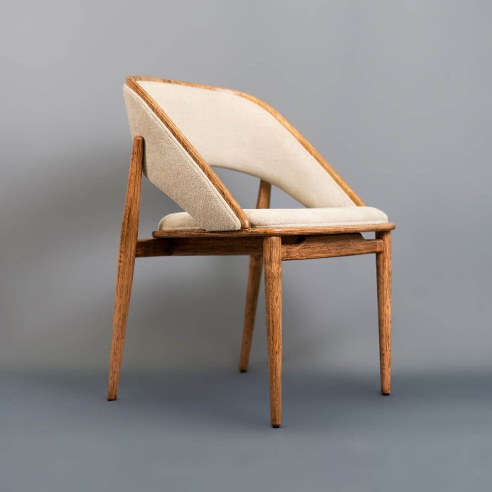 Cadeira Karmel Encosto Curvo Estrutura em Multilaminado Pés em Madeira Eucalipto Reflorestada Design by Fabricio Ronca
