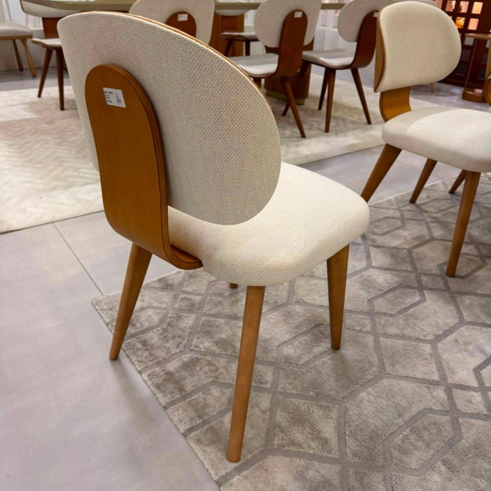 Cadeira Kenia Estofada Base e Encosto com Detalhe em Laminado Melamínico