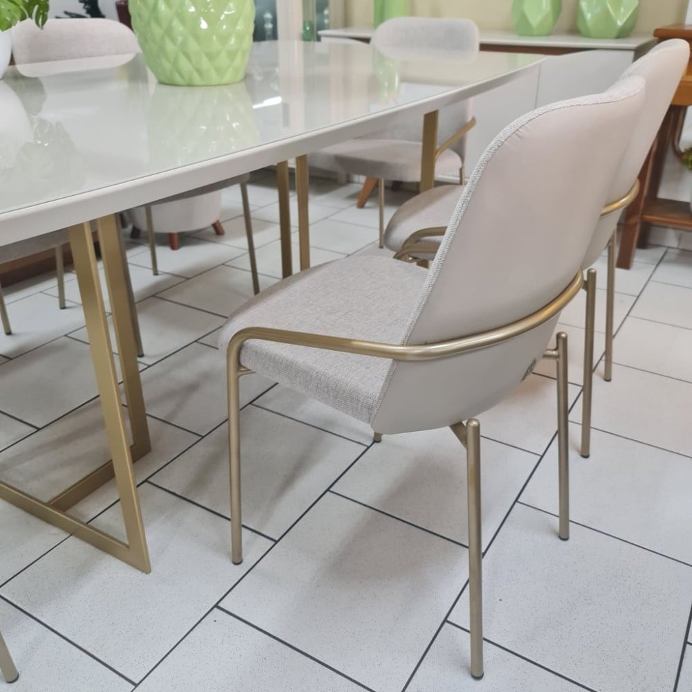Cadeira Kiara Estofada Base Metal Pintura Eletrostática Design Moderno