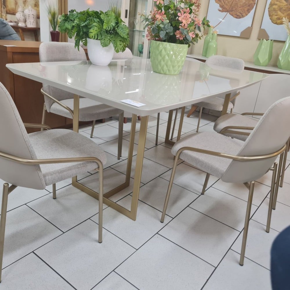 Cadeira Kiara Estofada Base Metal Pintura Eletrostática Design Moderno