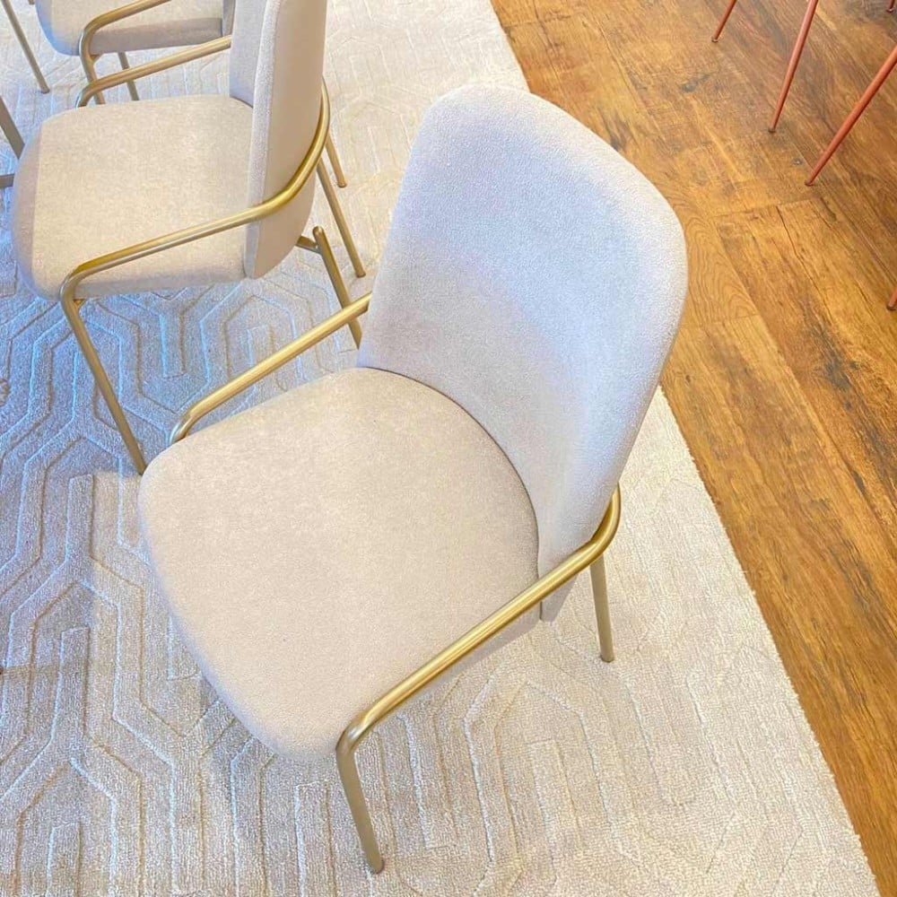 Cadeira Kiara Estofada Base Metal Pintura Eletrostática Design Moderno