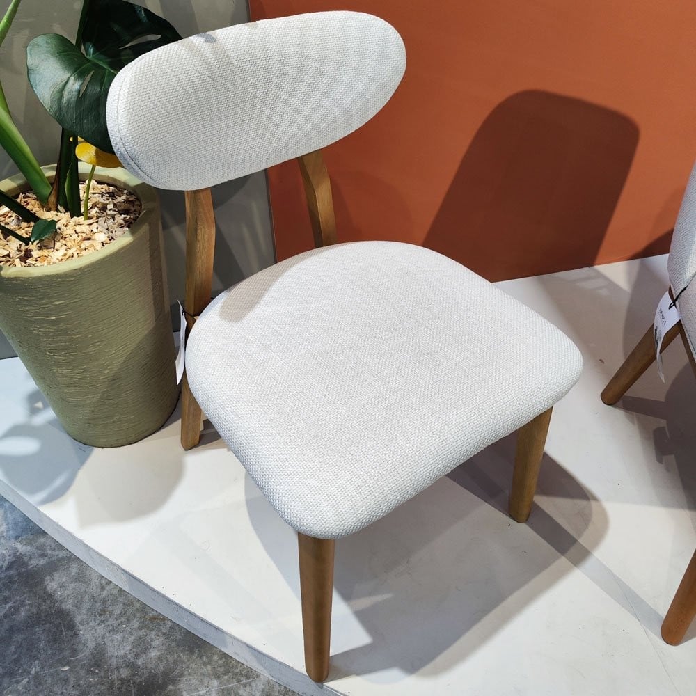 Cadeira Lila Encosto Anatômico Base Madeira Design Contemporâneo