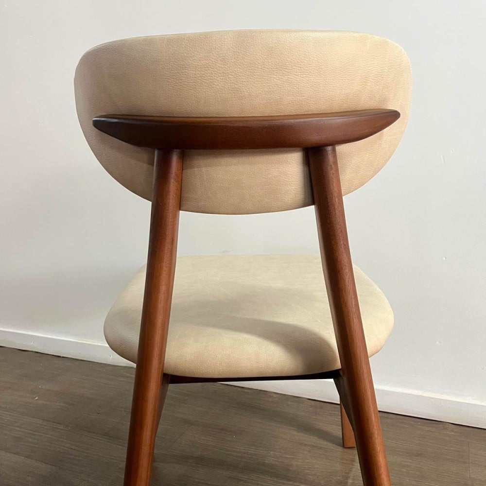 Cadeira Lila Encosto Anatômico Base Madeira Design Contemporâneo